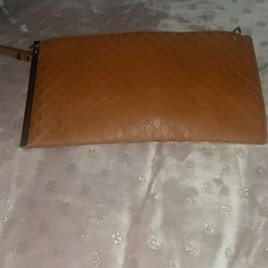Tan clutch